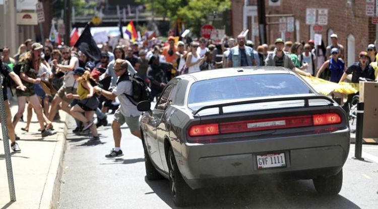 Машина врезалась в толпу протестующих националистов в Шарлотсвилле
