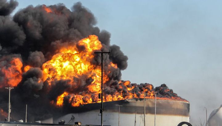 В Израиле горит нефтеперерабатывающий завод
