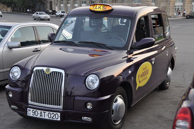 В Баку угнали «лондонское такси»