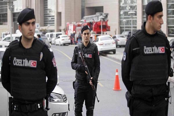 Türkiyədə polis forması geyinmiş terrorçular axtarılır