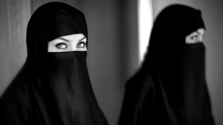 Для обложки российского LʼOfficiel сняли американку в хиджабе