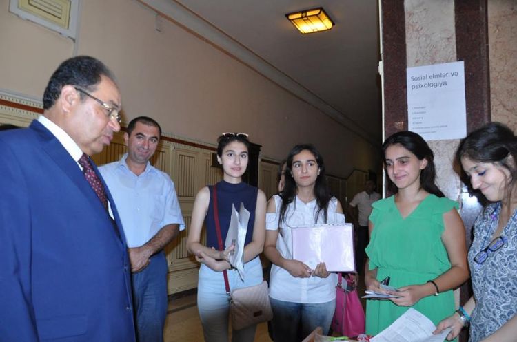 Ректор БГУ ознакомился с процессом оформления документов студентов