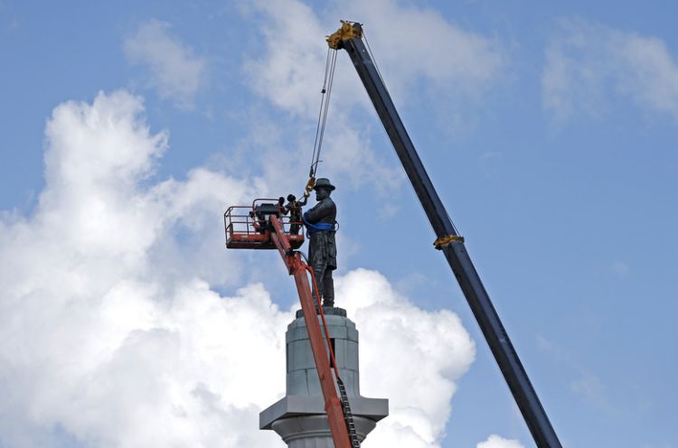 В США сносят памятники конфедератам