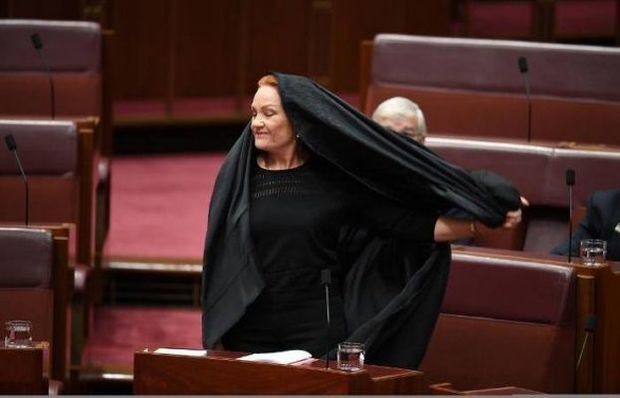 Avstraliyada partiya lideri parlamentə niqabda gəldi FOTOLAR
