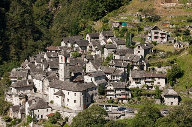 قرية سويسرية تتحول بأكملها إلى فندق سياحي بعد أن هجرها شبابها