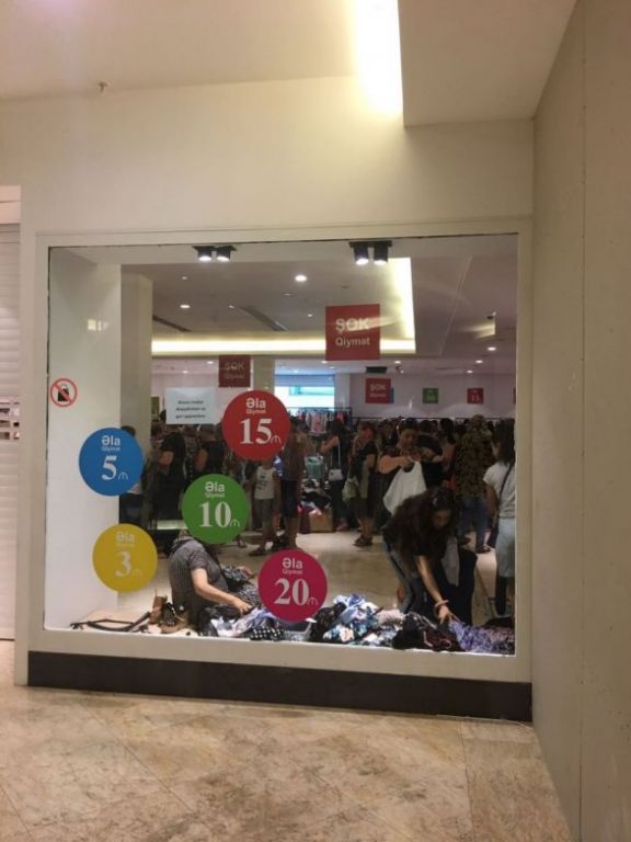 Обезумевшая толпа покупателей штурмует торговый центр в Баку
