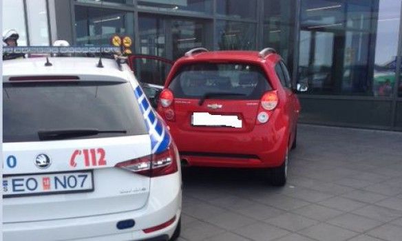 В Исландии автомобиль въехал в зал прибытия аэропорта