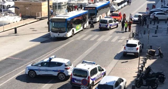 В Марселе автомобиль въехал в автобусную остановку