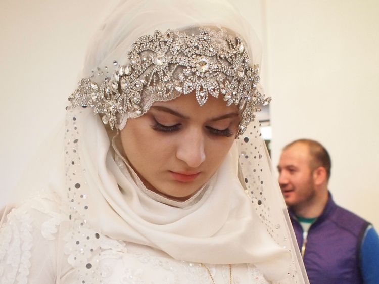 Житель Чечни избил и побрил налысо дочь, узнав, что она собирается замуж