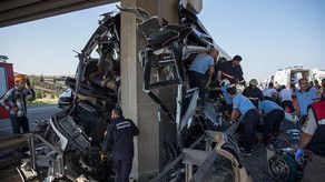 В Турции пассажирский автобус ударился о мост, 5 человек погибли, много раненых