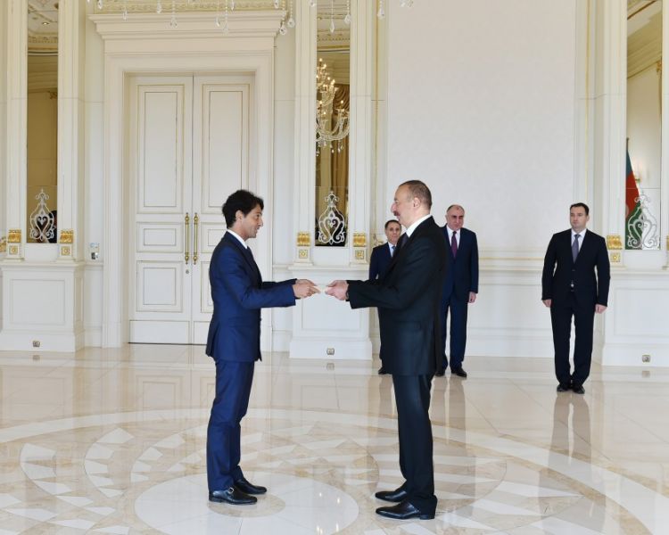 الرئيس إلهام علييف يتلقى أوراق اعتماد سفير إيطاليا الجديد لدى أذربيجان