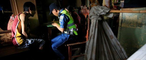 شرطة الفلبين تطرق أبواب المنازل لإجراء تحاليل مخدرات فورية