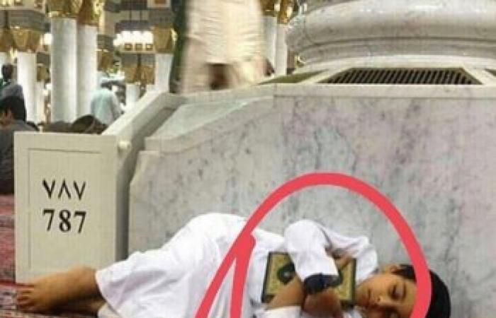 طفل ينام محتضناً «المصحف» بالمسجد النبوي الأكثر إعجاباً