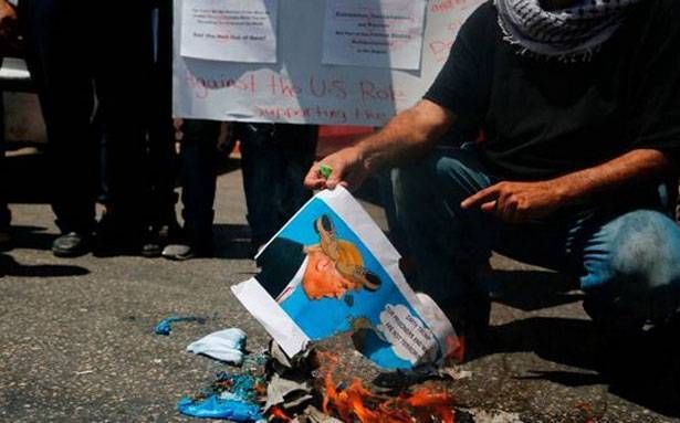 الفلسطينيون استقبلوا كوشنير بالتظاهرات وحرق صور ترامب