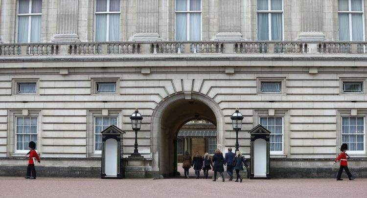 هجوم بسكين على اثنين من رجال الشرطة قرب مقر الملكة في لندن عاجل