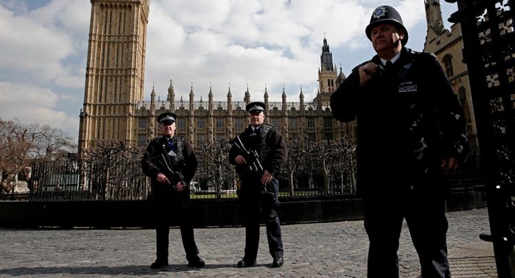 مديرية مكافحة الإرهاب البريطانية تبدأ التحقيق بحادثة قصر باكنغهام