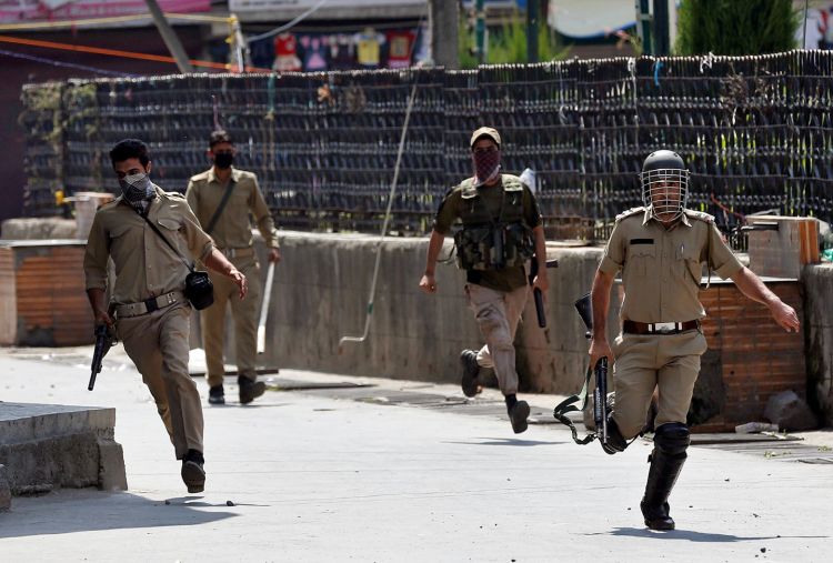 Боевики напали на лагерь полиции в Кашмире