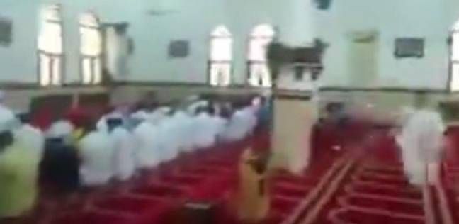 كلب ضال يقتحم مسجدا أثناء الصلاة.. ماذا فعل المصلون؟