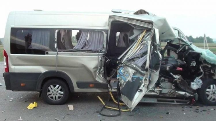 Mikroavtobus yük avtomobilləri ilə toqquşdu 8 ölü, 4 yaralı