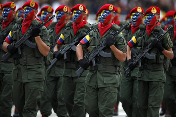 فنزويلا تجري مناورات عسكرية ضخمة ردًا على تهديدات أمريكا