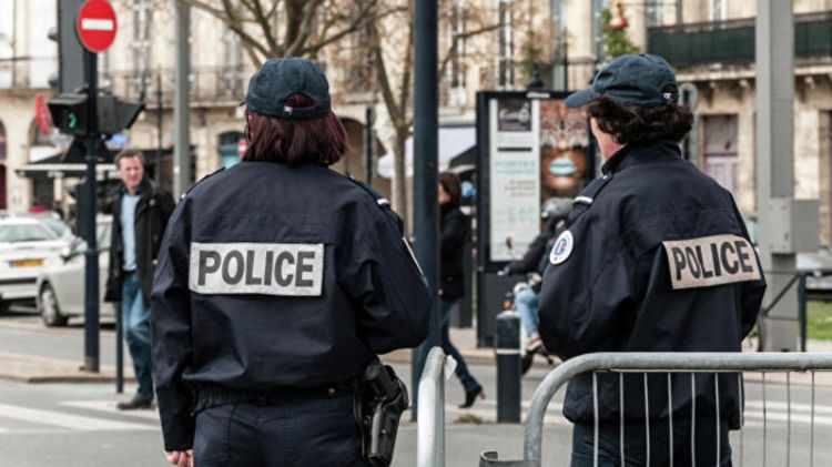 Fransada bıçaqla silahlanmış kişi yoldan keçənlərə hücum etdi