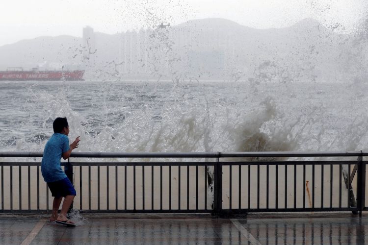 Более 140 авиарейсов отменили в Гонконге из-за тайфуна "Хато"