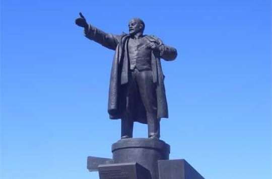 Leninin sonuncu heykəli söküldü FOTO
