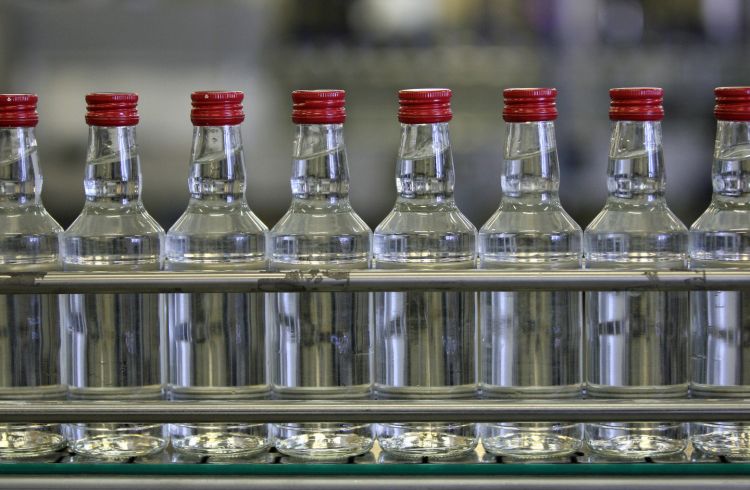 Минздрав предложил повысить минимальную цену за бутылку водки