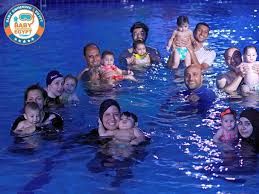 أول مشروع بمصر لتدريب الرضع على السباحة