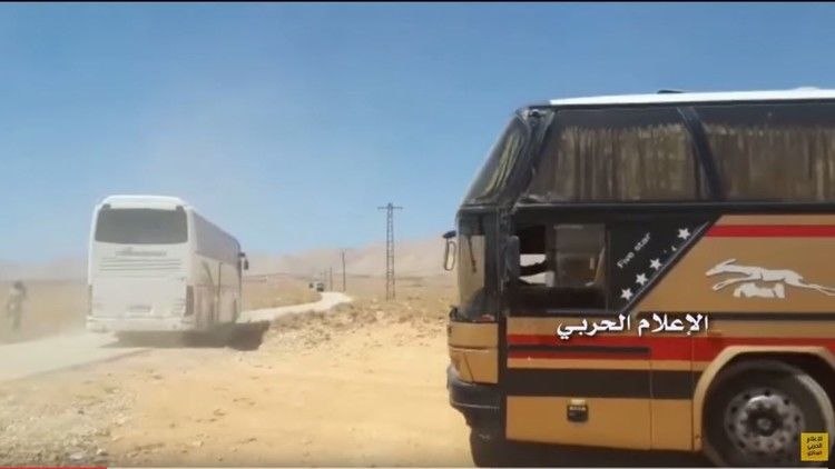قافلة "داعش" تبدأ طريقها الطويل إلى دير الزور والجيش السوري يسيطر على الحدود