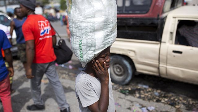 Рабство или голод: как живут дети-реставек на Гаити