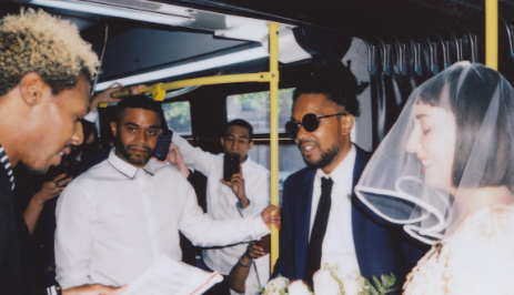 Эти двое сыграли свадьбу в общественном автобусе, где познакомились 13 лет назад