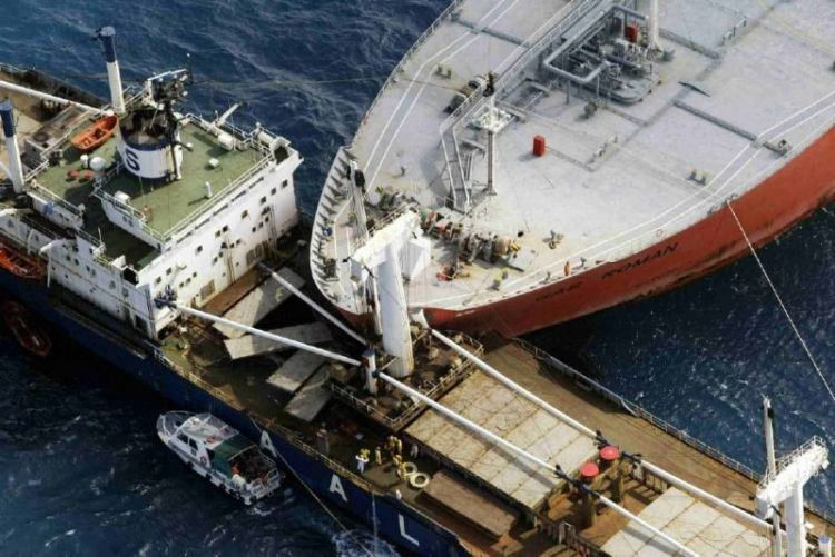 Двое погибли и один пропал без вести в результате столкновения судна с баржей в Южной Корее