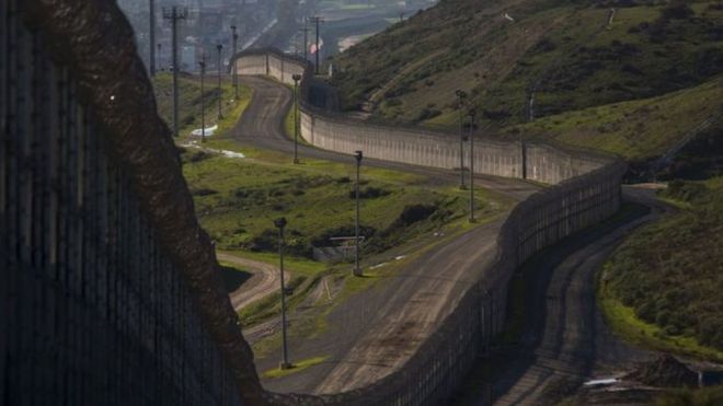 الولايات المتحدة تختار أربع شركات لبناء نماذج أولية من الجدار الحدودي مع المكسيك