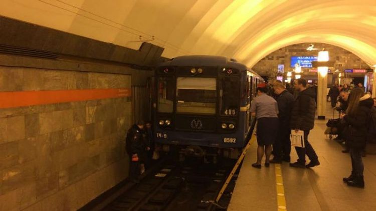 Sankt-Peterburq metrosu boşaldılır Həyəcan