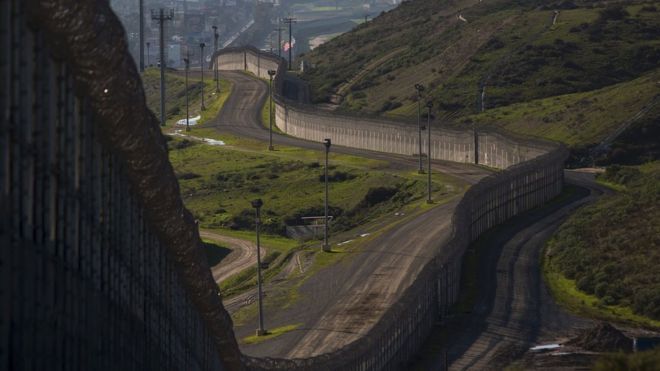 В США построят прототипы стены на границе с Мексикой
