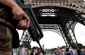 الشرطة الفرنسية تعتقل رجلًا قرب برج إيفل