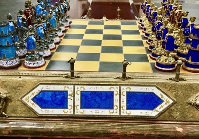 بعد 14 عاماً على سرقتها.. واشنطن تعيد "شطرنج" صدام حسين