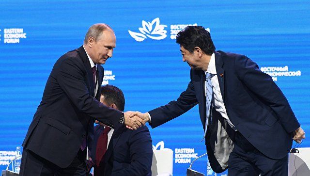 Абэ призвал Путина "поставить точку" и заключить мирный договор с Японией