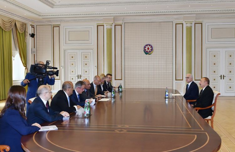 الرئيس إلهام علييف يلتقي الوفد بقيادة رئيس البنك الأوروبي للإنشاء والتعمير