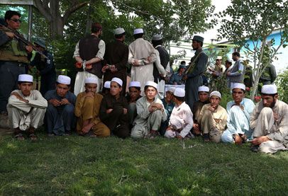 أطفال أفغانستان جنود في صفوف طالبان و السبب