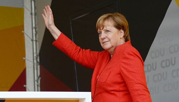 Angela Merkelin avtomobilini pomidor atəşinə tutdular