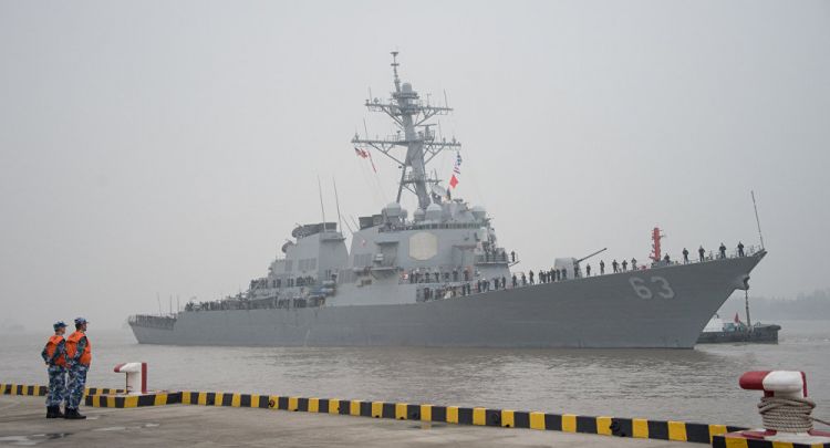 قاذفة صواريخ إيرانية تجبر سفينة أمريكية على الابتعاد في الخليج الفارسي