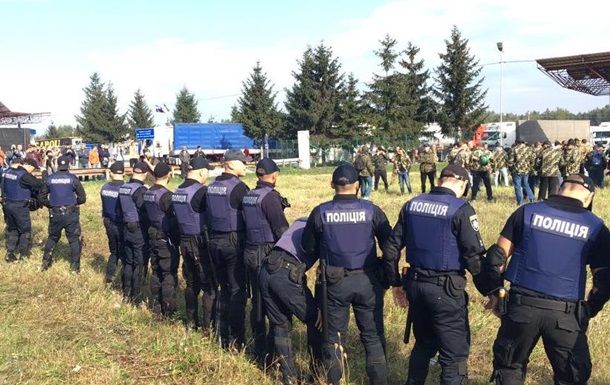 Саакашвили на границе встречают палатки и Донбасс
