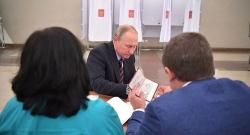 Putinin pasportunun şəkli yayıldı