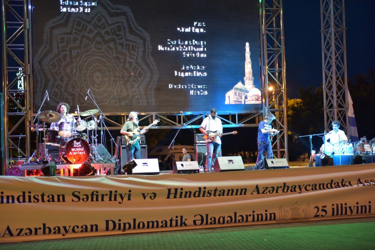 ‘INDIAN OCEAN’ Bakı Bulvarında musiqi sevərləri ovsunlayır