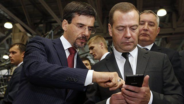 Медведев избавился от подаренного ему российского смартфона