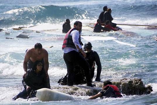 "الإندبندنت": الاتحاد الأوروبي يتعمد ترك اللاجئين للغرق
