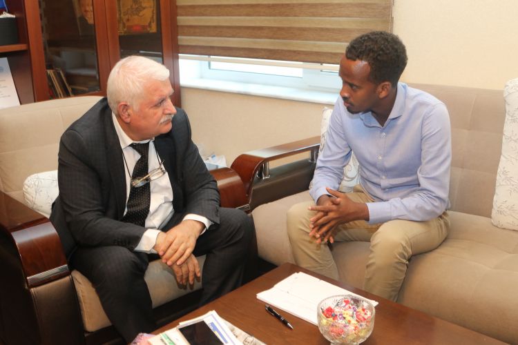 لقاء  رئيس المؤسسة الأورأسيوية مع عضو مجلس الإدارة لمؤسسة نجاة الصومالية صور