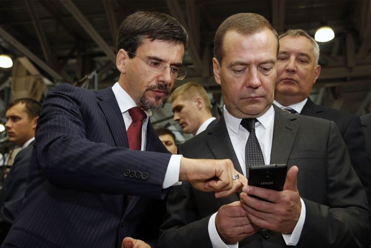 Псевдорусский Inoi R7: какой смартфон подарили Дмитрию Медведеву?